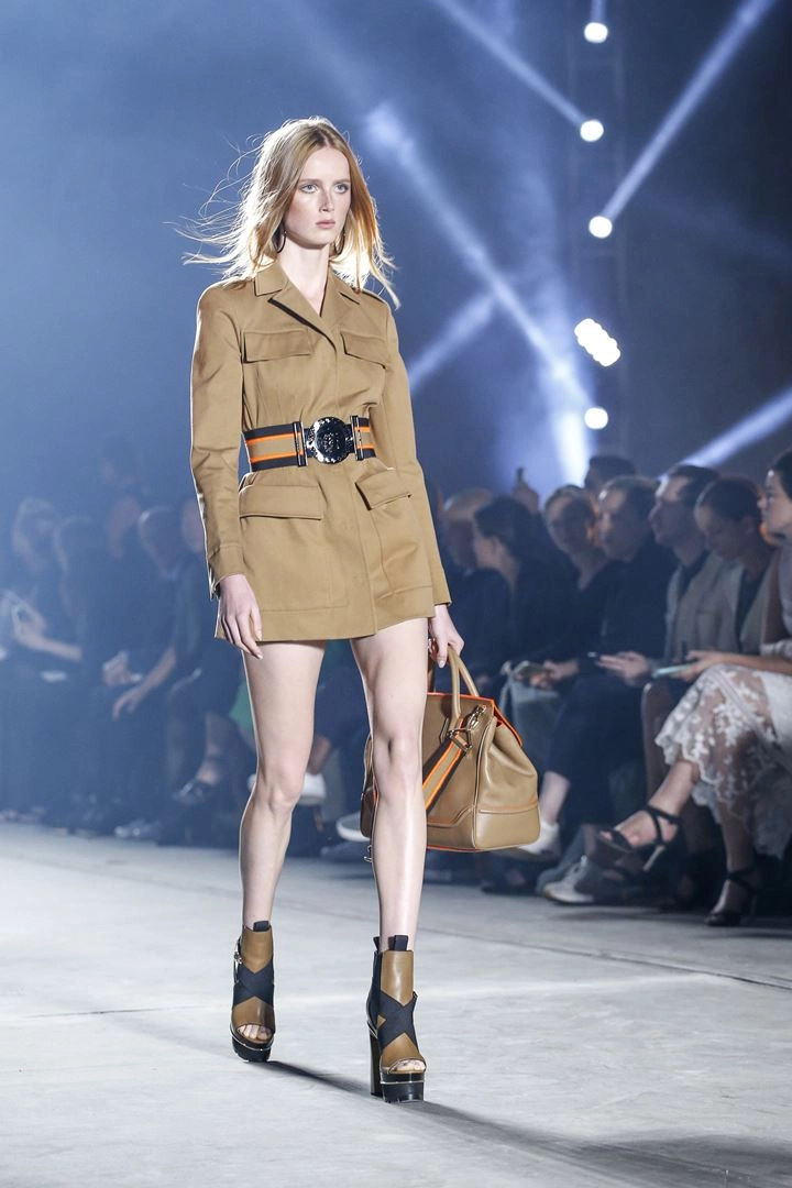 Phong cách quân đội đẹp mê hoặc của versace xuânhè 2016 - 2