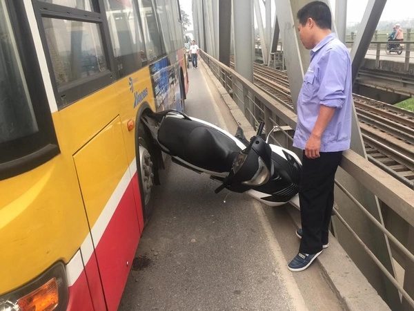 Sh non tay khe hở còn rộng vậy thế mà cũng va chạm được với buýt - 2