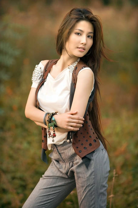 Cười lăn với váy áo thời ngố tàu của 6 mỹ nhân 9x hot nhất vbiz - 14