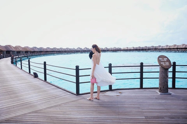 Á hậu tú anh khoe khéo trang sức đắt tiền bạn trai tặng - 2