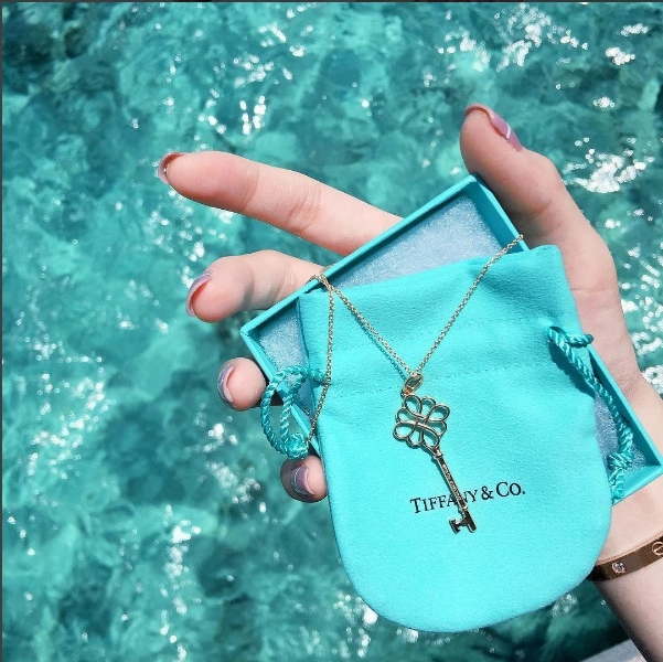 Á hậu tú anh khoe khéo trang sức đắt tiền bạn trai tặng - 8