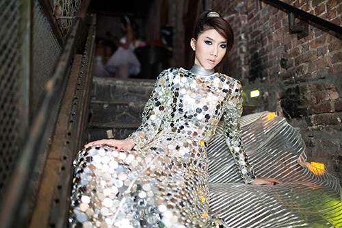 Ngọc quyên chơi trang phục toàn gương - 6