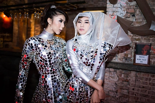 Ngọc quyên chơi trang phục toàn gương - 13