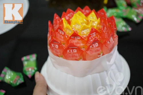 Cách làm hoa sen để ban thờ ngày tết từ kẹo - 5
