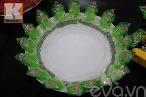 Cách làm hoa sen để ban thờ ngày tết từ kẹo - 9