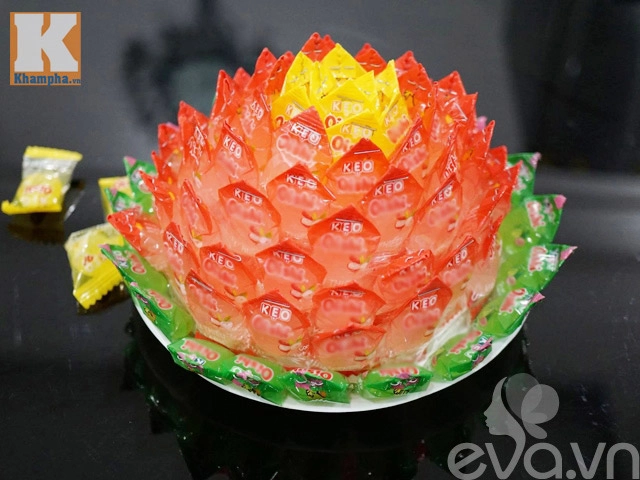 Cách làm hoa sen để ban thờ ngày tết từ kẹo - 11