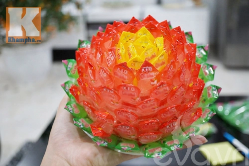 Cách làm hoa sen để ban thờ ngày tết từ kẹo - 12