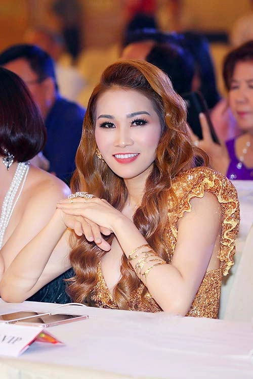 Hoa hậu giáng my đỏ rực khoe dáng bên xuân nguyễn - 7