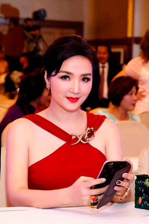 Hoa hậu giáng my đỏ rực khoe dáng bên xuân nguyễn - 9