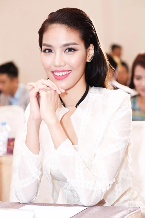 Lan khuê mặc kín bưng vẫn gợi cảm lạ thường - 4