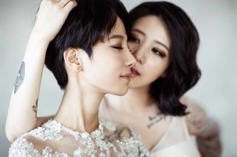 Ngẩn ngơ với 4 cặp đôi đồng tính đẹp trai xinh gái từng gây sóng gió khắp mạng xã hội - 16