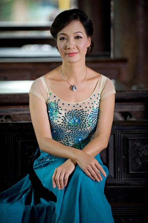 Những mỹ nhân vbiz sở hữu cổ cao ba ngấn sang trọng - 4