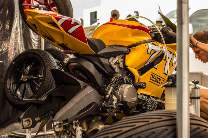 Siêu xe 899 panigale mạnh mẽ giựt ga đùng đùng trên sân đua - 2