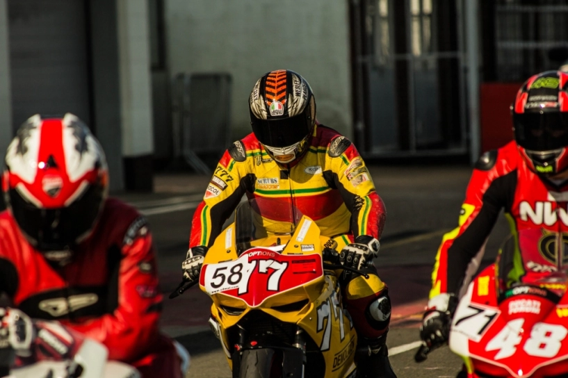 Siêu xe 899 panigale mạnh mẽ giựt ga đùng đùng trên sân đua - 3