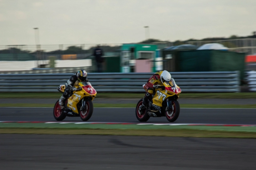 Siêu xe 899 panigale mạnh mẽ giựt ga đùng đùng trên sân đua - 7