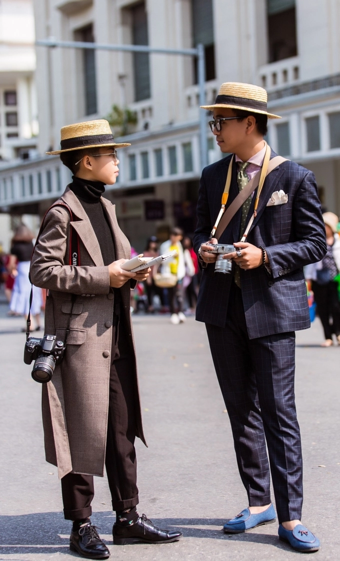 Giới trẻ việt làm loạn thời tiết tại vifw người mặc áo lông mùa đông kẻ diện áo trễ vai mùa hè - 5
