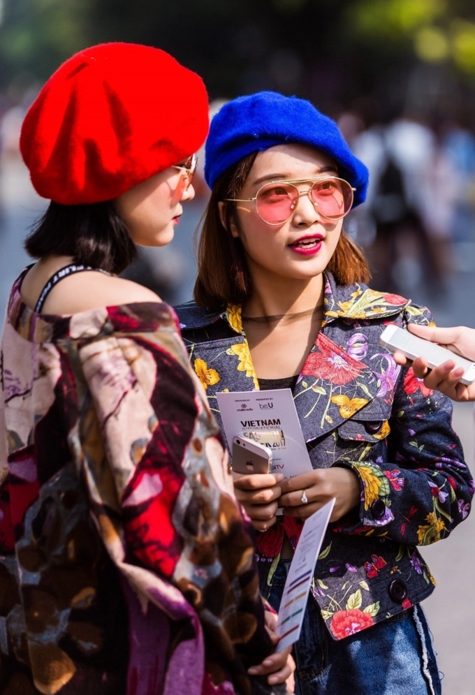 Giới trẻ việt làm loạn thời tiết tại vifw người mặc áo lông mùa đông kẻ diện áo trễ vai mùa hè - 6