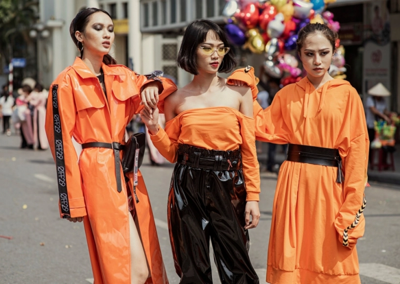 Giới trẻ việt làm loạn thời tiết tại vifw người mặc áo lông mùa đông kẻ diện áo trễ vai mùa hè - 9