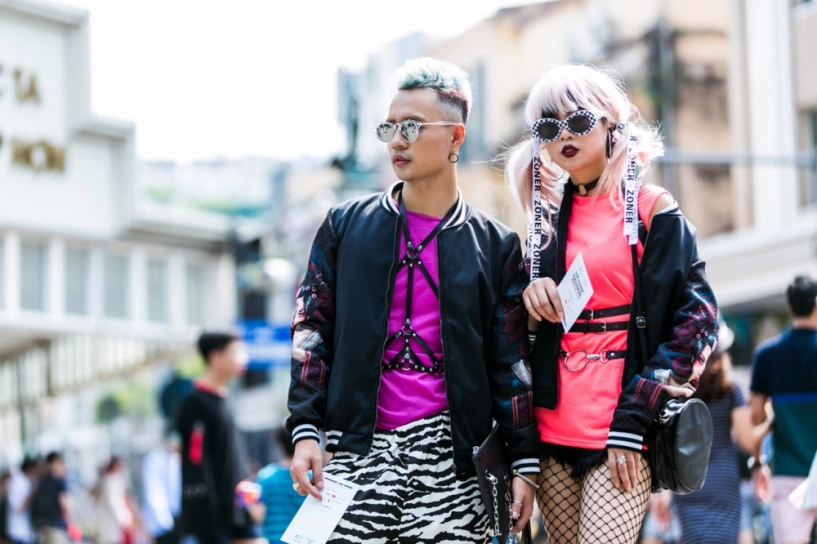 Giới trẻ việt làm loạn thời tiết tại vifw người mặc áo lông mùa đông kẻ diện áo trễ vai mùa hè - 10
