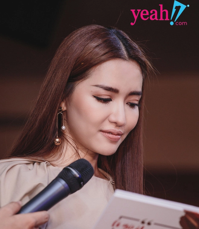 Bích phương bật khóc khi nhận được đôi dép tổ ong xanh lè thần thánh trong ngày họp fan - 15