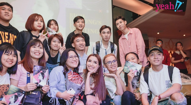 Bích phương bật khóc khi nhận được đôi dép tổ ong xanh lè thần thánh trong ngày họp fan - 16