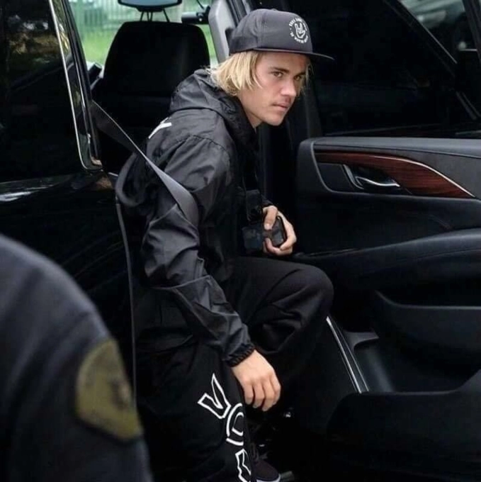 Justin bieber bị bắt gặp vẫn lưu hình selena gomez dù sắp cưới hailey - 1