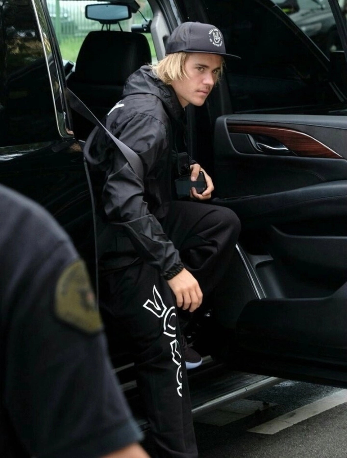 Justin bieber bị bắt gặp vẫn lưu hình selena gomez dù sắp cưới hailey - 5