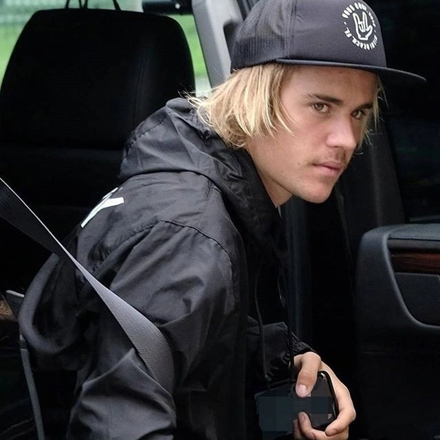 Justin bieber bị bắt gặp vẫn lưu hình selena gomez dù sắp cưới hailey - 6