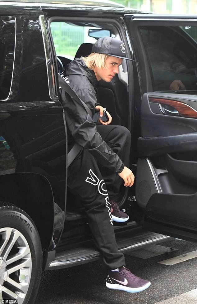 Justin bieber bị bắt gặp vẫn lưu hình selena gomez dù sắp cưới hailey - 7