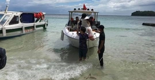 Trường giang hết mực cưng chiều cõng nhã phương từ du thuyền vào bờ để khỏi ướt chân - 2