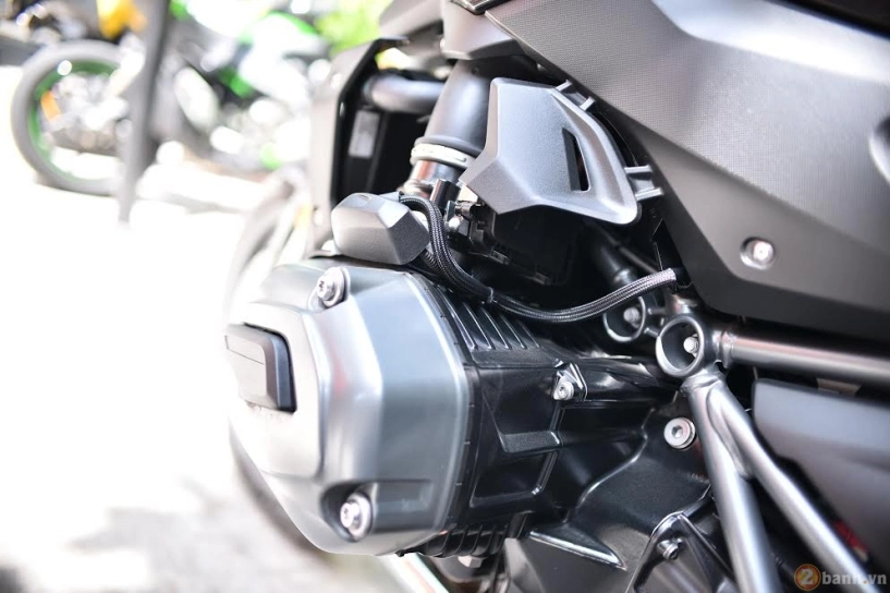 Hàng khủng bmw r 1200 r hiếm hoi tạo dáng tại sài gòn - 7