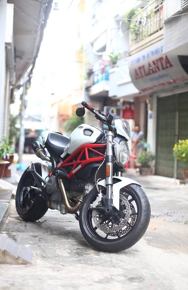 Quỷ dữ 796 của ducati trắng tinh khôi và cực kì quyến rũ - 9