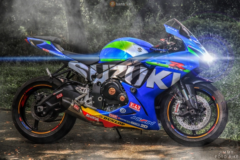 Suzuki gsx-r600 mạnh mẽ trong bộ áo đấu cùng loạt đồ chơi giá trị - 1