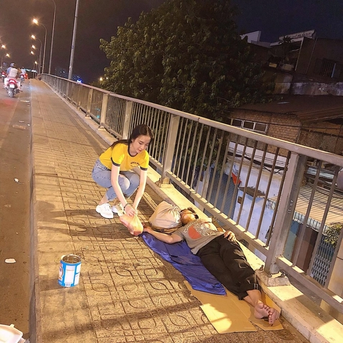 Không xúng xính chơi lễ angela phương trinh giản dị đi làm từ thiện - 1