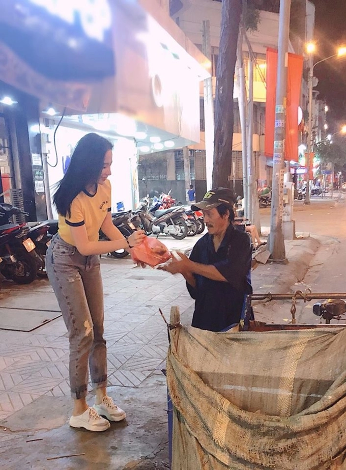 Không xúng xính chơi lễ angela phương trinh giản dị đi làm từ thiện - 3