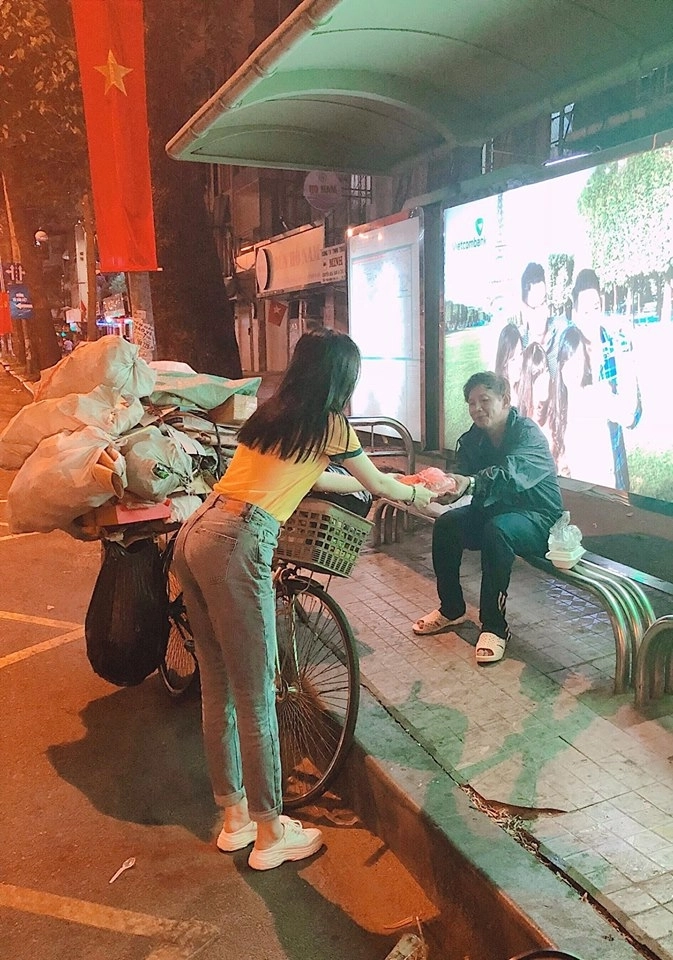 Không xúng xính chơi lễ angela phương trinh giản dị đi làm từ thiện - 4