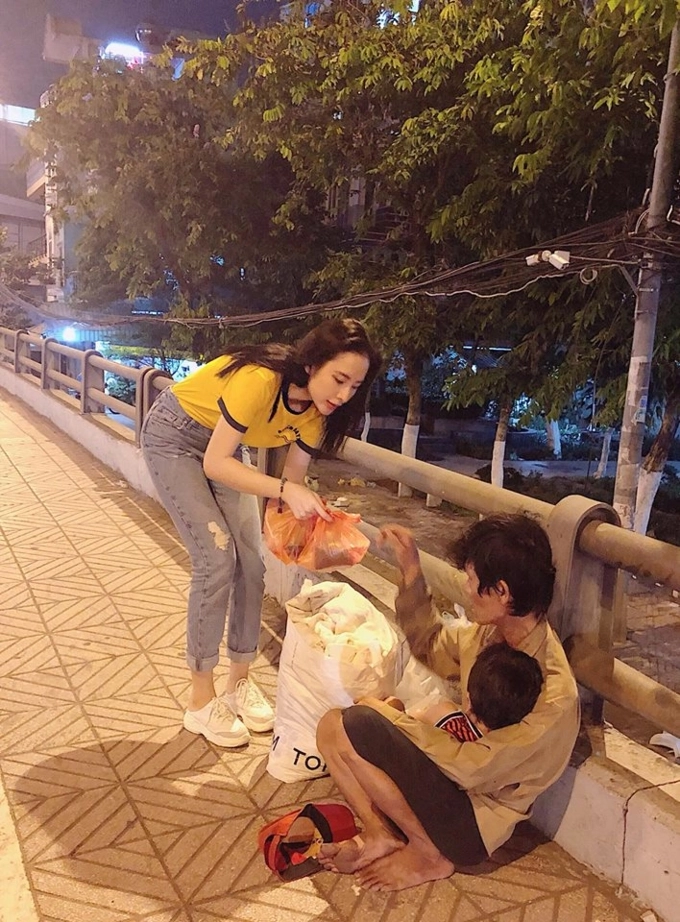 Không xúng xính chơi lễ angela phương trinh giản dị đi làm từ thiện - 5