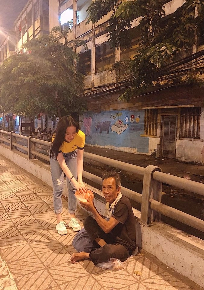 Không xúng xính chơi lễ angela phương trinh giản dị đi làm từ thiện - 6