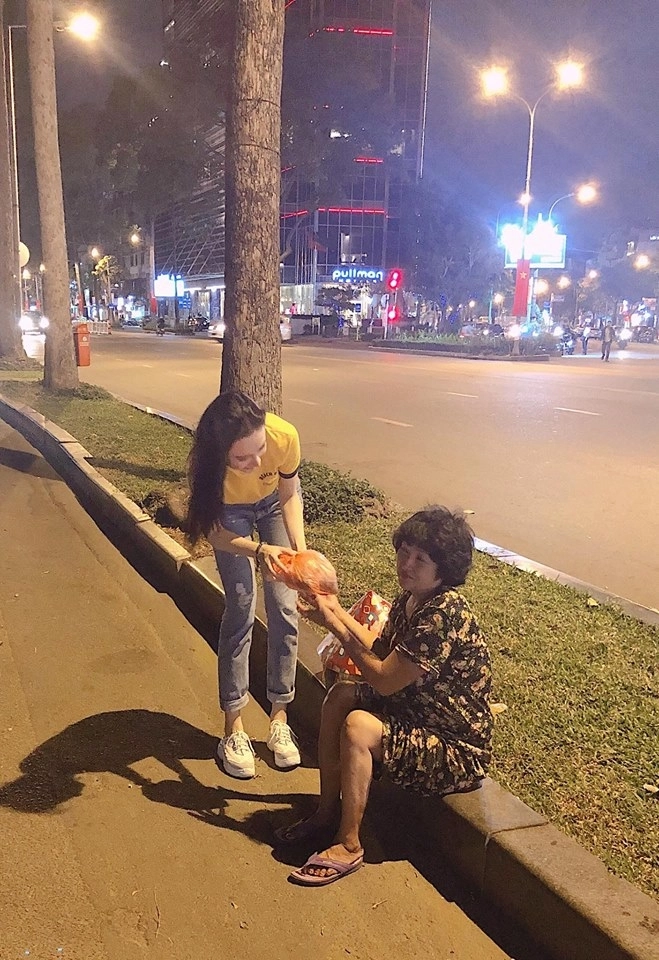 Không xúng xính chơi lễ angela phương trinh giản dị đi làm từ thiện - 7