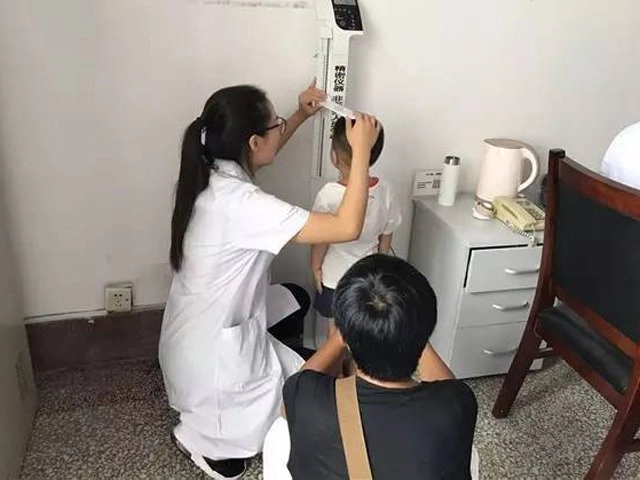 Con gái soi gương rất lâu trước khi đi học mẹ gặng hỏi thì phát hiện điều bất thường - 6