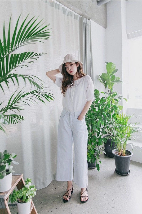 Loạt công thức diện quần ống rộng đi chơi cuối tuần xinh xắn và thoải mái cho các nàng - 1