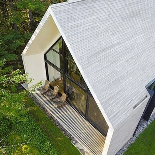 Ngắm căn nhà 140m2 bên hồ bằng gỗ tuyết tùng trắng hiếm có - 1