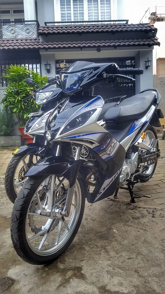 Cặp đôi exciter 135 độ khoe dáng cùng nhau bên vệ đường - 4