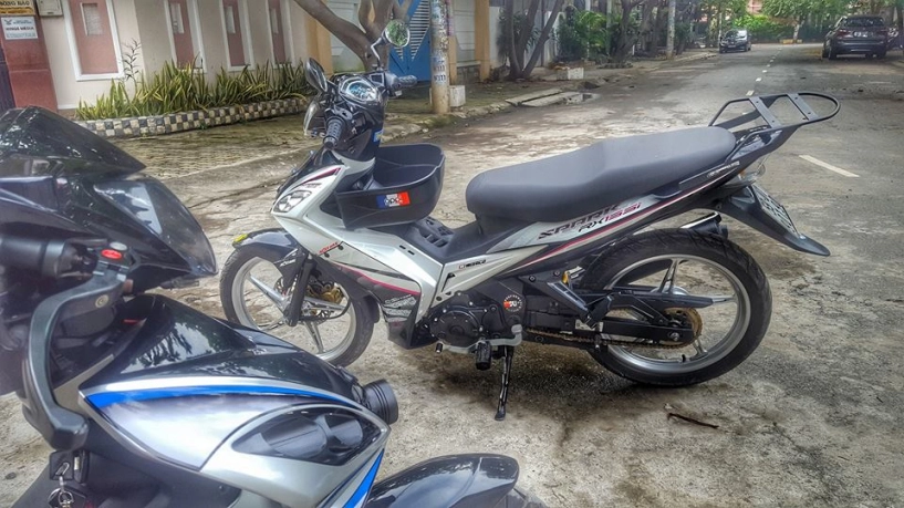 Cặp đôi exciter 135 độ khoe dáng cùng nhau bên vệ đường - 7