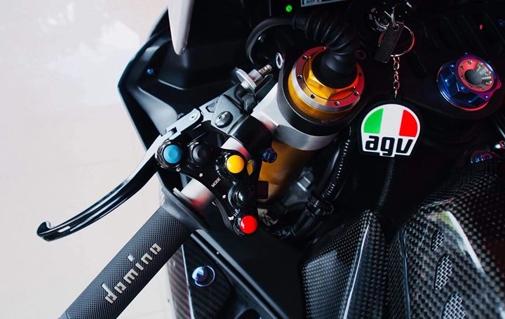 Yamaha r1m nâng cấp hoàn thiện với phụ kiện carbon fiber - 5