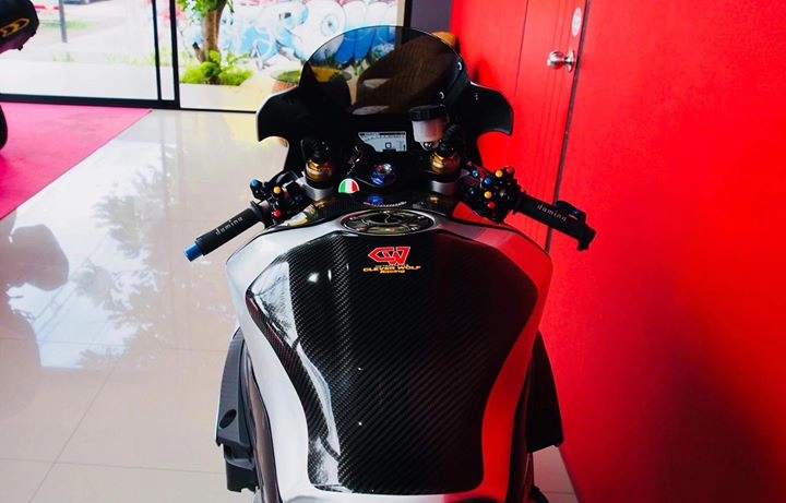 Yamaha r1m nâng cấp hoàn thiện với phụ kiện carbon fiber - 6