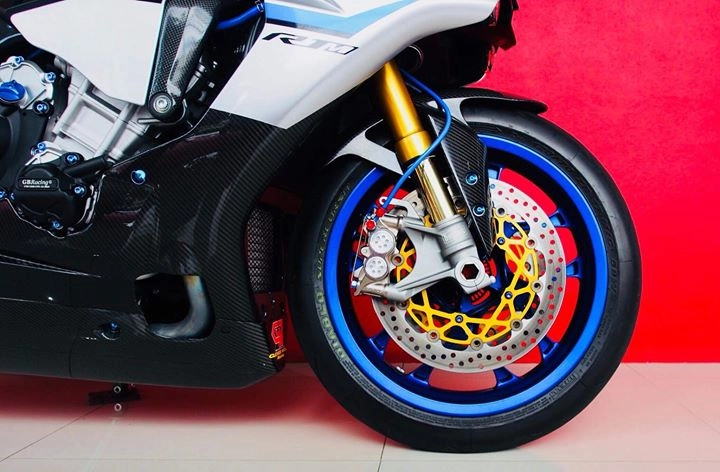 Yamaha r1m nâng cấp hoàn thiện với phụ kiện carbon fiber - 10