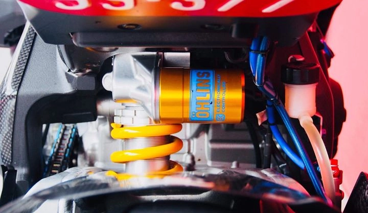 Yamaha r1m nâng cấp hoàn thiện với phụ kiện carbon fiber - 14