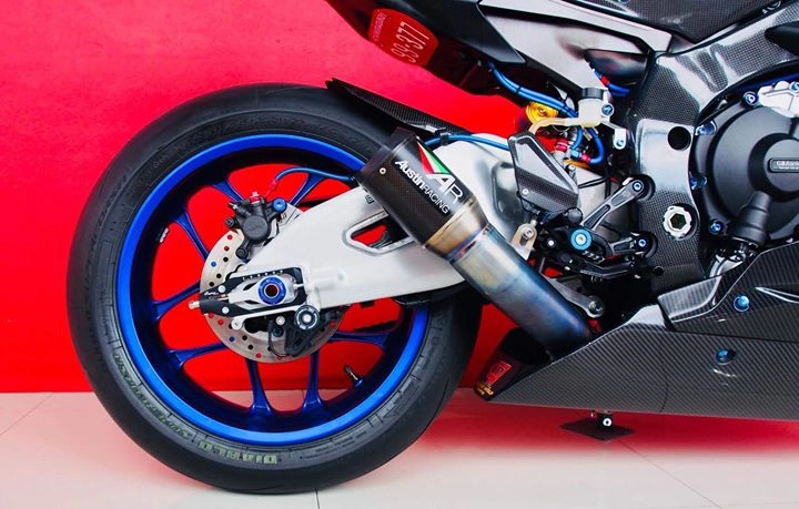 Yamaha r1m nâng cấp hoàn thiện với phụ kiện carbon fiber - 16