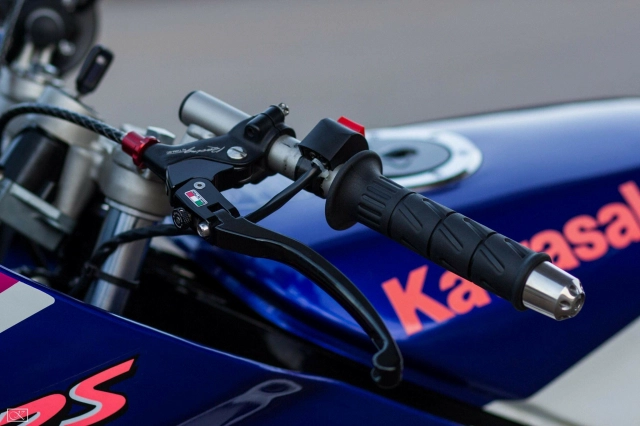 Kawasaki kips 150 độ ông vua 2 thì hồi sinh với dàn chân đầy ma mị - 5